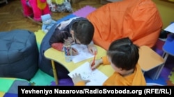 Під час заняття з дітьми Оксана запропонувала їм розмалювати власну емоцію