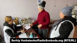 Вікторія Ліхачова (ліворуч) під час прийому у Липчанівці