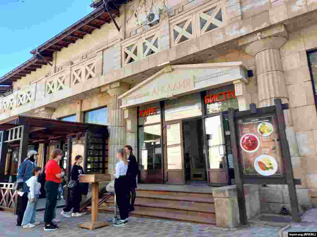 Увеличилось и количество людей в кафе и ресторанах Феодосии. Большинство выглядит как туристы 