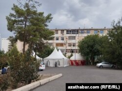 Ýaşaýjylaryň toý-märekelerini sowmak üçin daşarda guraýan çadyrlary