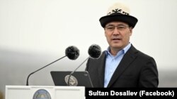 Садыр Жапаровдун Кыргызстандагы иш-чаралардын биринде сүйлөп турган учурда тартылган сүрөт. 