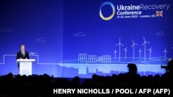 АКШнын мамлекеттик катчысы Энтони Блинкен Украинаны калыбына келтирүү боюнча эл аралык жыйында сүйлөп жатат. Лондон. 21-июнь, 2023-жыл. 