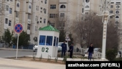 В Туркменистане силы безопасности систематически осуществляют широкомасштабный и строгий контроль за частной жизнью граждан.