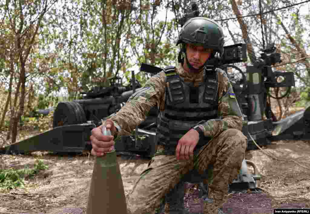 На початок повномасштабного вторгнення РФ Максим був за кордоном, але вирішив повернутися до України і підписати контракт зі Збройними силами. Його основна мотивація &ndash; вигнати російську армію зі своєї землі і відновити міжнародно визнані кордони України станом на 1991 рік