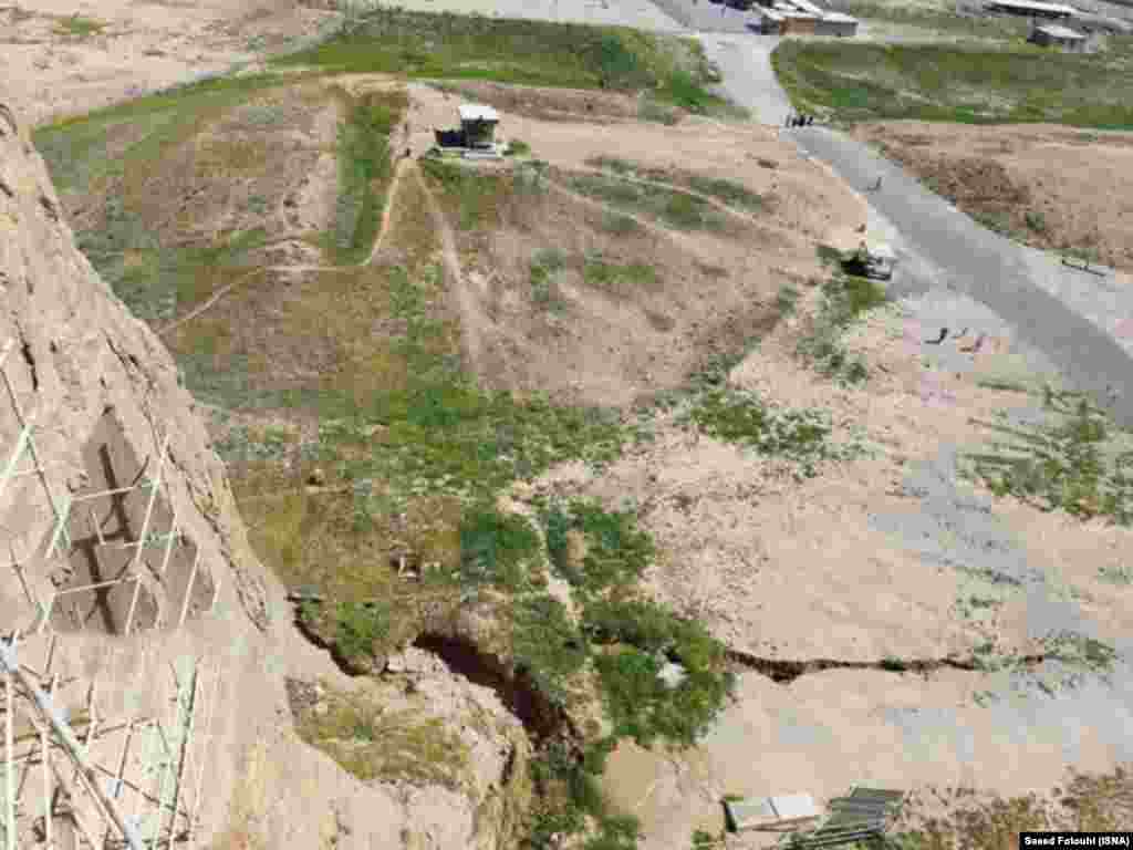 اهمال نهادهای دولتی در حفاظت از بنا و برداشت بی&zwnj;رویه از آب&zwnj;های زیرزمینی برای کشاورزی و فرونشت زمین بر اثر آن ازجمله مواردی است که برخی کارشناسان به&zwnj;عنوان دلایل آسیب&zwnj;های واردشده به بنای &laquo;نقش رستم&raquo; و بروز شکاف&zwnj;ها و ترک&zwnj;ها در این محوطهٔ باستانی عنوان می&zwnj;کنند. 