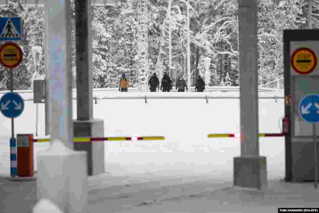 Фінскія памежнікі суправаджаюць мігрантаў, якія прыбылі на памежны пункт 27 лістапада 2023. Каля 900 асоб, якія шукаюць прытулку з такіх краін, як Афганістан, Кенія, Марока, Пакістан, Самалі, Сірыя і Емен, перасяклі мяжу Фінляндыі з Расеі ў лістападзе