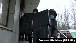 24.kg агенттигинин кеңсесин тинтүү. Күч кызматкерлери кеңседен компьютерлерди, ноутбуктарды, электрондук каражаттарды жана кылмыш иши үчүн маанилүү делген башка буюмдарды алып кетишкен. 15-январь, 2024-жыл