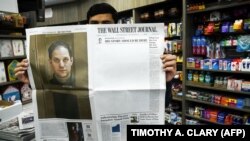 صفحه اول یکی از شماره‌های «وال‌استریت‌جورنال» که بیشتر آن در یک‌سالگی بازداشت گرشکوویچ سفید چاپ شد