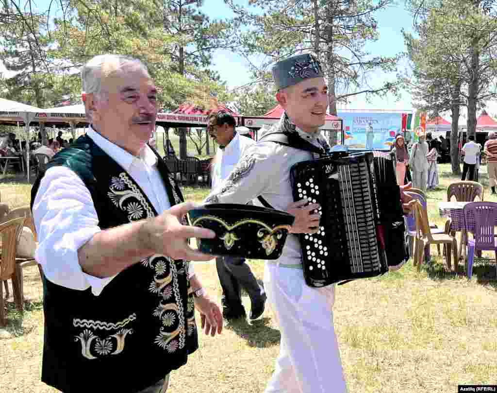 Сабантуйда бүләк җыю йоласы бар, әмма колгага сөлге бәйләмиләр, түбәтәйгә акча салына.&nbsp;Искешәһәр татар үзәгендәге эшләрне алып баручы Вахит Ирдән түбәтәте акча кассасына әйләнә.&nbsp;