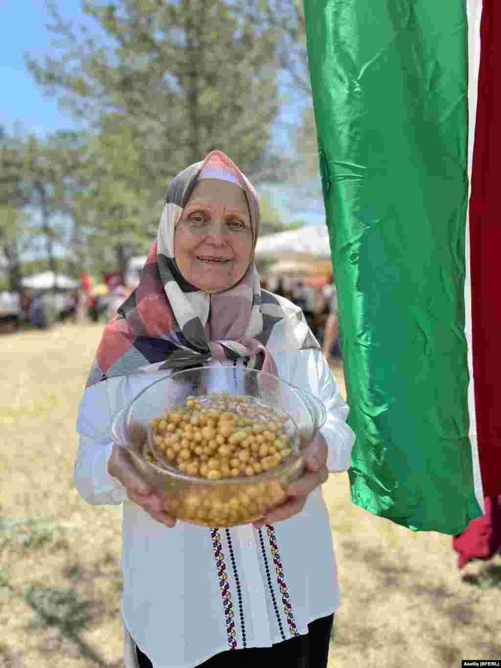 Мөнәвәр Яфай өченче урынны яулады. Бавырсак Госмания татарларында туй сые дип аңлатты. Аны кияү өчен әзерләгәннәр.