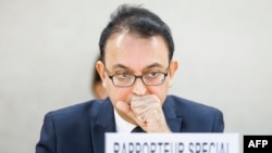 جاوید رحمان اظهارات پزشکان ایرانی را مستند نتیجه‌گیری خود کرده است که زنان و دختران بسیاری عامدانه از ناحیه پستان و آلت تناسلی هدف گلوله مأموران قرار گرفتند