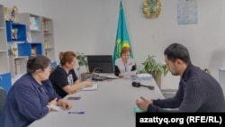 Белсенді Әйгерім Тілеужанның мәжіліс депутаттығына кандидат ретінде тіркеу мәселесін қараған аумақтық сайлау комиссиясының жиынына үміткерді қолдайтын азаматтық белсенділер де келді. Алматы, 17 ақпан, 2023 жыл.