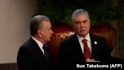 Özbegistanyň prezidenti Şawkat Mirziýoýew (çepde) we Türkmenistanyň Halk Maslahatynyň başlygy Gurbanguly Berdimuhamedow