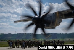 Солдати армії Іспанії та Нідерландів прибувають на 71 авіабазу Campia Turzii в Румунії в рамках військових навчань Swift Response. 14 травня 2024