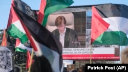 Гаагадагы БУУнун Эл аралык сотунун алдына палестиндерди колдоп чыккандар, 26-январь, 2024-жыл. 