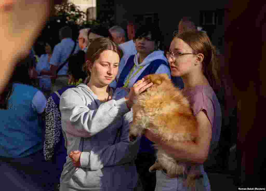 Мешканці пошкодженого російським ракетним ударом житлового будинку, Львів, 15 серпня 2023 року