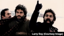 علی فخرالدین، هوشنگ توزیع و ماشا منش در نمایی از فیلم «سرحد»