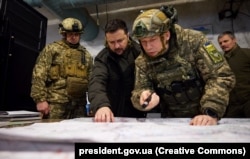 Президент України Володимир Зеленський (посередині) у передовому командному пункті оборонців Купʼянська на Харківщині, 30 листопада 2023 року