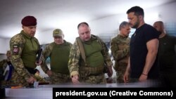 Президент України Володимир Зеленський у Запорізькій області відвідав підрозділи військових, які ведуть наступальні дії на Мелітопольському напрямку, 15 серпня 2023 року 