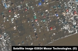 Orenburg aeroportynyň golaýynda suw astynda galan jaýlar