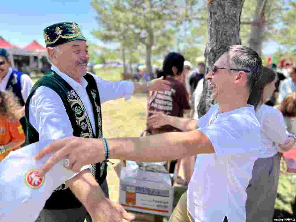 Күптән күрешмәгән дусларны очратканда кочаклар киң була шул ул!