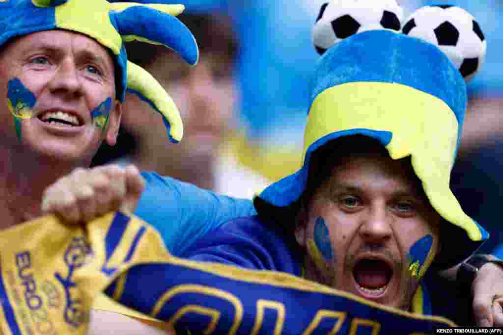 Украинские болельщики в ожидании начала матча группы Е против Словакии на трибуне стадиона в Дюссельдорфе, 21 июня. Украина забила два гола, Словакия &mdash; один