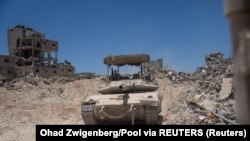 تانک اسرائیلی در ویرانه‌های غزه