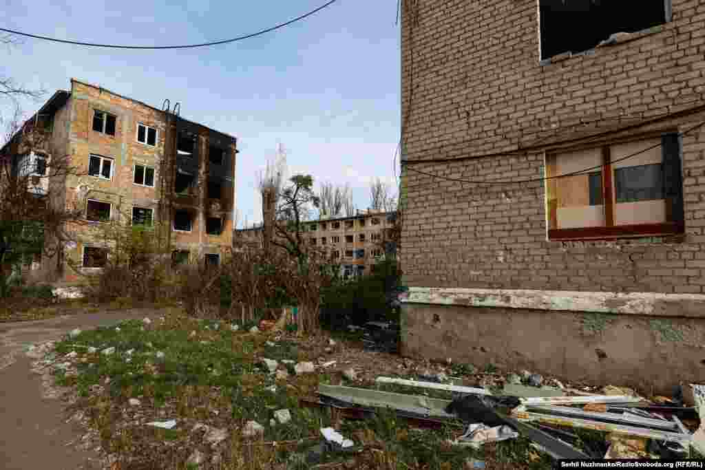 Будинки стоять пустками із вигорілими квартирами