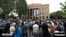 Граждане во дворе суда первой инстанции общины Шенгавит, Ереван, 19 мая 2023 г․