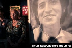 میشله باشله، رئیس‌جمهور وقت شیلی، در مراسم دفن مجدد خارا در سال ۲۰۰۹