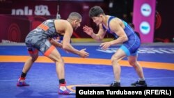 Кыргызстандык балбан Улукбек Жолдошбеков (көк кийимчен) мелдеш учурунда. Бишкек. 11-апрель, 2024-жыл. 