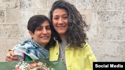 الهه محمدی و نیلوفر حامدی پس از آزادی موقت از زندان اوین