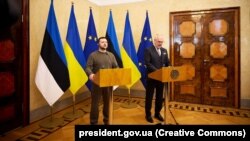 Президент України Володимир Зеленський і президент Естонії Алар Каріс (праворуч) під час пресконференції в Таллінні, 11 січня 2024 року 