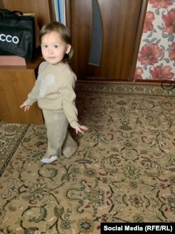 Алия үйдүн улуу кызы болчу. Анын апасы алты айлык эмчектеги баласын кучактап, азыр ден соолугу оор болуп турат.