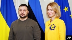 کایا کالاس (راست) در کنار ولودیمیر زلنسکی، در سال ۲۰۲۴