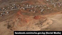 Жер көчкү басып калуу коркунучу бар айыл.