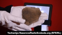 Фрагмент ліпної кераміки доби бронзи, на якому є відбиток тканини. Завдяки ньому можна побачити, якою була ця тканина, яка не збереглася до нашого часу