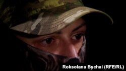 Парамедикиня не стримує сліз, коли згадує про загиблих побратимів