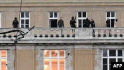 Спецзагін поліції на балконі Карлового університету в центрі Праги. 21 грудня 2023 року.