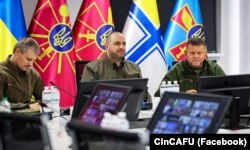 Головнокомандувач ЗСУ Валерій Залужний (праворуч) і міністр оборони Рустам Умєров (посередині) під час віртуального засідання Контактної групи з оборони України у форматі «Рамштайн». Київ, 22 листопада 2023 року