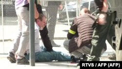 Ոստիկանները ձերբակալում են քաղաքացուն, ով կասկածվում է Սլովակիայի վարչապետի վրա կրակելու համար, 15-ը մայիսի, 2024թ․