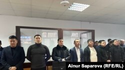 Экс-полицейские и адвокаты во время оглашения приговора. Атырау, 23 ноября 2023 года