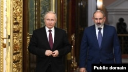 Президент России Владимир Путин (слева) и премьер-министр Армении Никол Пашинян 