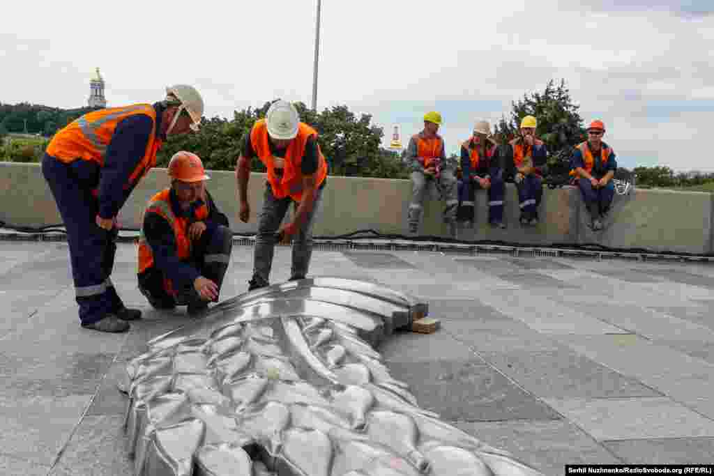 Перший демонтований елемент радянського герба на землі
