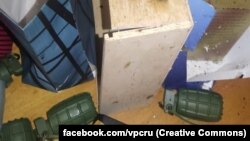 Правоохоронці вилучили на місці події ще п’ять подібних гранат. Також два таких боєприпаси вилучили в колеги Частякова, який подарував йому гранати
