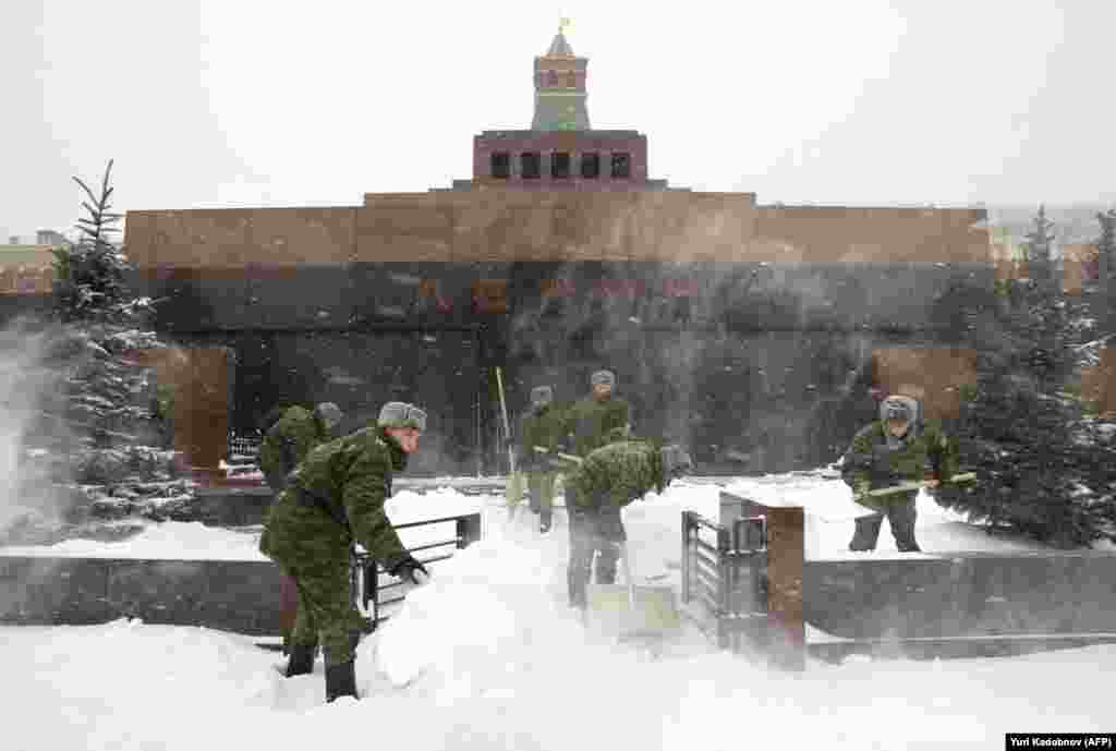 По данным опроса 2017 года, 63 процента респондентов высказались за то, чтобы похоронить Ленина, а 31 процент считают, что его тело должно оставаться в мавзолее. Однако сейчас мнение большинства может быть иным. Президент России Владимир Путин неоднократно заявлял, что тело не нужно перемещать: &laquo;По крайней мере до тех пор, пока есть, а у нас есть очень много людей, которые связывают с этим свою собственную жизнь, свою судьбу&raquo;