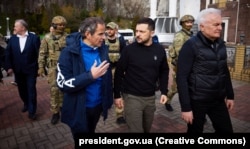 Президент Володимир Зеленський (посередині) і голова МАГАТЕ Рафаель Ґроссі (праворуч) на території Дніпровської гідроелектростанції (ДніпроГЕС). Запоріжжя, 27 березня 2023 року
