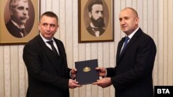 Румен Радев (оңдо) өкмөттү куроо мандатын тапшырууда.