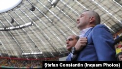 Antrenorul Edi Iordănescu, în timpul intonârii imnului României.