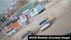 Шектүү майып арабадагы адамды түртүп жиберген учуру. Милиция таап, тараткан видеодон алынган сүрөт.